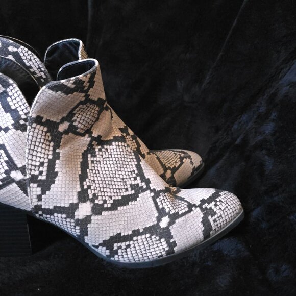 Snake Print Block Heel Ankle Booties, Size 10 - Picture 4 of 6